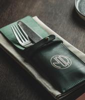 Una servilleta negra con un tenedor y un cuchillo sobre una mesa. en Clarion Hotel Grand Östersund, en Östersund