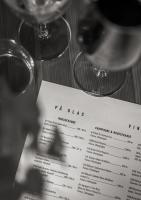 Una botella de vino sobre una mesa con copas de vino. en Clarion Hotel Grand Östersund, en Östersund