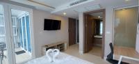 TV a/nebo společenská místnost v ubytování Grand Avenue Pattaya - Luxury Suite - 2 bedroom 2 baths - Pool-view