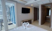 Postel nebo postele na pokoji v ubytování Grand Avenue Pattaya - Luxury Suite - 2 bedroom 2 baths - Pool-view
