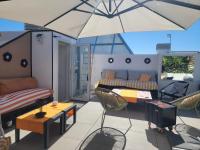 Posezení v ubytování Superbe appartement avec solarium et piscine communautaire