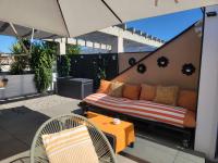 Posezení v ubytování Superbe appartement avec solarium et piscine communautaire
