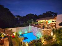 巴利亚多利德Mayan Majesty Boutique Hotel的一张别墅的图片,晚上有一座游泳池