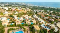 Výhľad na mesto Hersonissos alebo výhľad na mesto priamo z apartmánového hotela
