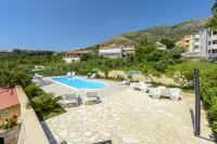 Bazén v ubytovaní Guest House Villa Bellevue alebo v jeho blízkosti