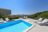 Bazén v ubytovaní Guest House Villa Bellevue alebo v jeho blízkosti