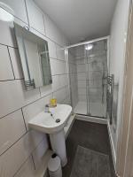 Koupelna v ubytování Luxury one bedroom maisonette with extra connected bedroom in Stevenage centre