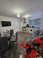 Kuchyň nebo kuchyňský kout v ubytování Luxury one bedroom maisonette with extra connected bedroom in Stevenage centre