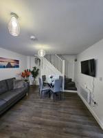 TV a/nebo společenská místnost v ubytování Luxury one bedroom maisonette with extra connected bedroom in Stevenage centre