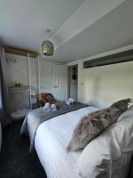 Postel nebo postele na pokoji v ubytování Luxury one bedroom maisonette with extra connected bedroom in Stevenage centre