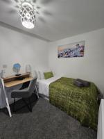 Postel nebo postele na pokoji v ubytování Luxury one bedroom maisonette with extra connected bedroom in Stevenage centre