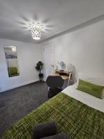 Postel nebo postele na pokoji v ubytování Luxury one bedroom maisonette with extra connected bedroom in Stevenage centre