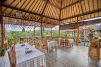un ristorante con tavoli e sedie in un padiglione di Bagia Bungalows a Nusa Penida