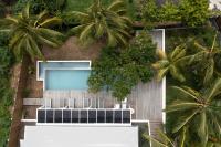 Una vista de la alberca en Villa Cabanes - piscine &agrave; d&eacute;bordement &amp; plage o alrededores