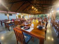 Un restaurante u otro lugar para comer en The Vanveda Resort By Nirvana