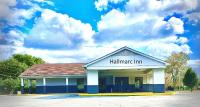 un edificio de la posada con nubes en el cielo en Hallmarc Inn, en New Albany