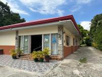Una pequeña casa con plantas delante de ella. en DODS Apartelle, en Looc