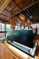 een bar met een grote tv bovenop een toonbank bij Saksila Resort in Nan