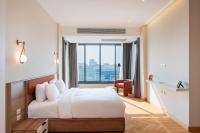Postel nebo postele na pokoji v ubytování Brassbell l Zamalek l Om Kolthoom l Nile View