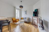 a living room with a couch and a table at Appartement entier au coeur de Nogent Sur Marne in Nogent-sur-Marne