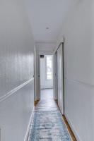 an empty hallway with a hallway leading into a room at Appartement entier au coeur de Nogent Sur Marne in Nogent-sur-Marne