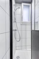 a bathroom with a shower with a glass door at Appartement entier au coeur de Nogent Sur Marne in Nogent-sur-Marne