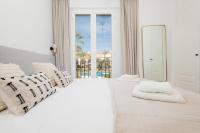 Posteľ alebo postele v izbe v ubytovaní Holiday House next to the beach in Las Dunas, Bahía de Marbella