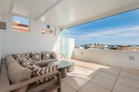 Posedenie v ubytovaní Holiday House next to the beach in Las Dunas, Bahía de Marbella
