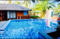 una piscina frente a una casa en Chào Hotel Mũi Né, en Mui Ne