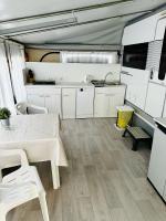 Kuchyňa alebo kuchynka v ubytovaní PS-Caravaning auf Union Lido - Wohnwagenvermietung