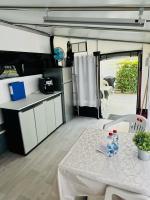 Kuchyňa alebo kuchynka v ubytovaní PS-Caravaning auf Union Lido - Wohnwagenvermietung