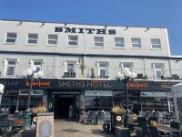 un edificio con un cartel que lee hotel Smith en Smiths Hotel, en Weston-super-Mare