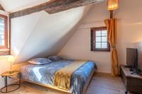 Een bed of bedden in een kamer bij Centre-ville le nid d&#39;amour jacuzzi appartement