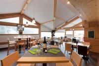 En restaurant eller et andet spisested på Les 3 vallées - Piscine/Spa/Hammam - 4p