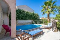Bazén v ubytovaní Family friendly apartments with a swimming pool Seget Vranjica, Trogir - 14409 alebo v jeho blízkosti
