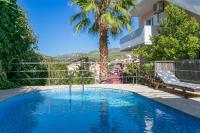 Bazén v ubytovaní Family friendly apartments with a swimming pool Seget Vranjica, Trogir - 14409 alebo v jeho blízkosti