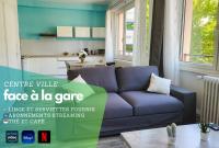 Un sofá azul en una sala de estar con cocina. en Appartement confortable - Gare, en Épinal