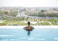 Four Seasons Hotel Kuwait at Burj Alshayaの敷地内または近くにあるプール