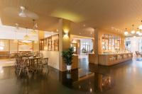 een restaurant met tafels en stoelen en een bar bij Apsara Beachfront Resort & Villa in Khao Lak