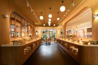 een restaurant met een lange rij tafels en stoelen bij Apsara Beachfront Resort & Villa in Khao Lak