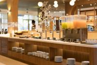 een toonbank in een restaurant met een bar waar drankjes worden geserveerd bij Apsara Beachfront Resort & Villa in Khao Lak