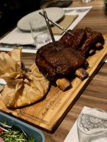 deska do krojenia ze stekiem i innym jedzeniem na stole w obiekcie Hotel Restaurant Kod Barića w mieście Grude