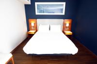 Łóżko lub łóżka w pokoju w obiekcie Travelodge Madrid Coslada Aeropuerto