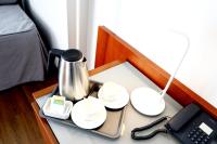 Zestaw do parzenia kawy i herbaty w obiekcie Travelodge Madrid Coslada Aeropuerto
