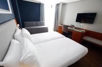 Łóżko lub łóżka w pokoju w obiekcie Travelodge Madrid Coslada Aeropuerto