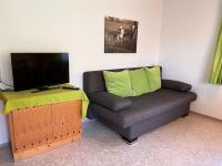 Telewizja i/lub zestaw kina domowego w obiekcie Apartment Bauernhof Gasteg-3 by Interhome