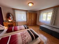 Łóżko lub łóżka w pokoju w obiekcie Apartment Bauernhof Gasteg-3 by Interhome