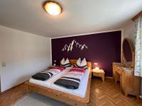 Łóżko lub łóżka w pokoju w obiekcie Apartment Bauernhof Gasteg-3 by Interhome