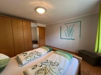 Łóżko lub łóżka w pokoju w obiekcie Apartment Bauernhof Gasteg-3 by Interhome
