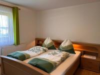 Łóżko lub łóżka w pokoju w obiekcie Apartment Bauernhof Gasteg-3 by Interhome
